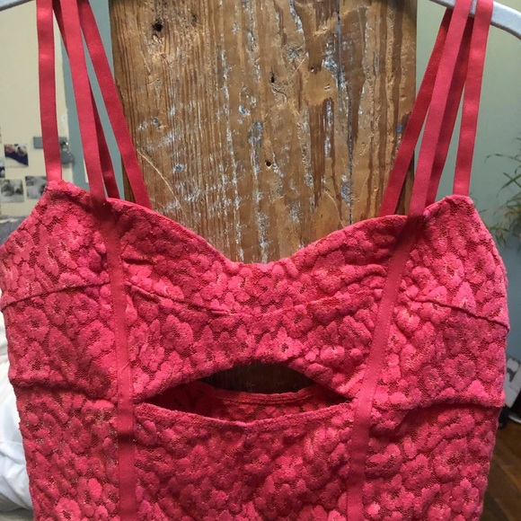 UO Silence + Noise Pink Lace Crop Top Medium - Picture 2 of 5